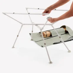 Quechua TABLE DE CAMPING COMPACTE 4/6 PERSONNES - PLATEAU BOIS - POCHE DE RANGEMENT -Camping Fournitures Boutique table de camping compacte 46 personnes plateau bois poche de rangement 6